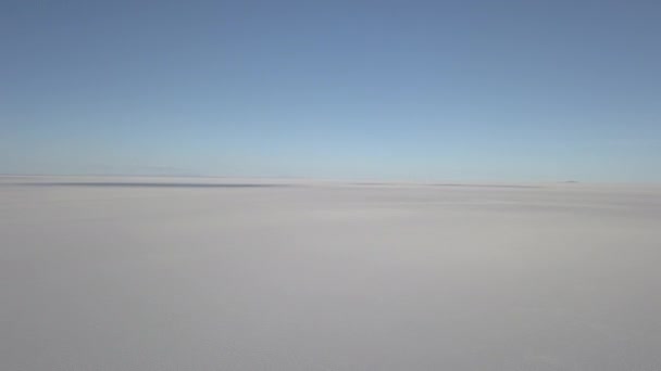 位于玻利维亚安第斯山脉高空的世界上最大的盐滩上的鱼岛附近的Salar Uyuni盐湖中的无人驾驶飞机拍摄的照片 — 图库视频影像