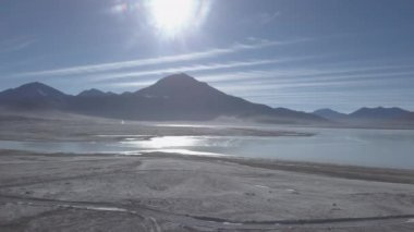 Bolivya 'nın dağlarındaki And Dağları' nın yüksek irtifasında Licancabur volkanı yakınlarındaki kurak arazide laguna verde ve blanca 'nın insansız hava aracı görüntüleri..