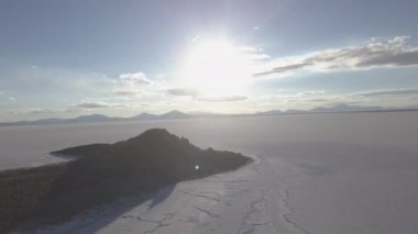 Salar de Uyuni tuzlu gölünün havadan çekilmiş görüntüsü Pescado adası, balık adası, dünyanın en büyük tuz dairesi Bolivya And Dağları 'nın yüksek irtifasında..