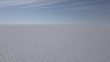 Salar de Uyuni tuzlu gölünün havadan çekilmiş görüntüsü Pescado adası, balık adası, dünyanın en büyük tuz dairesi Bolivya And Dağları 'nın yüksek irtifasında..