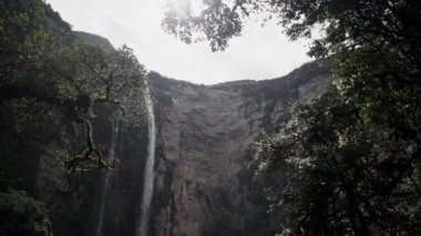 Gocta Kataraktı (Catarata del Gocta), Amazon 'un Bongara eyaletinde yer alan ve dünyanın en yüksek üçüncü su akıntısı olan Perus Şelalesi.