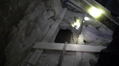 Potosi 'deki Cero Rico' daki gümüş madeninin kanalları ve galerileri Bolivya 'daki And Dağları' nın yüksek irtifasında..