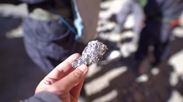 Silvermalm Form Liten Sten Som Behöver Bearbetas För Att Generera — Stockvideo