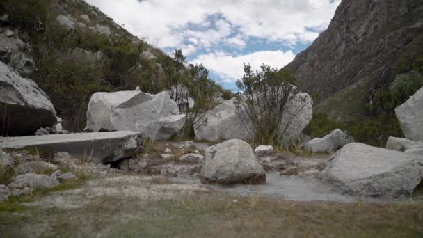 Giovane Uomo Caucasico Escursionismo Attraverso Paesaggio Montuoso Della Cordigliera Blanca — Video Stock