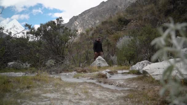 Junger Kaukasischer Mann Beim Wandern Durch Die Bergige Landschaft Der — Stockvideo