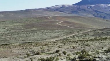 Kudretli Chimborazo, kar kaplı ve aktif bir volkandır ve Ekvador 'daki And Dağları' nın yüksek irtifasında, yeryüzündeki en yüksek yüksekliktir..