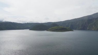Otavalo 'ya yakın Laguna Cuicocha, Cotacachi volkanı kraterinin içinde adaları olan güzel mavi bir göl.