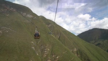 Kuelap, Peru - 06 01 2019: Andes dağlarındaki derin bir geçitten geçen teleferik Peru 'daki eski kayıp şehir Kuelap' ın tarihi arkeolojik alanına gidiyor..