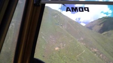 Kuelap, Peru - 06 01 2019: Andes dağlarındaki derin bir geçitten geçen teleferik Peru 'daki eski kayıp şehir Kuelap' ın tarihi arkeolojik alanına gidiyor..