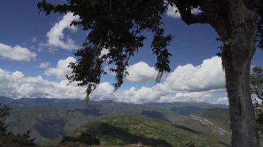 Kuelap, Peru - 06 01 2019: Eski kayıp şehir Kuelap 'ın tarihi arkeolojik alanı, Perus And Dağları' nın yüksek rakımlarında antik ve yerli İnka 'nın bir yerleşimi.
