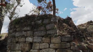 Kuelap, Peru - 06 01 2019: Eski kayıp şehir Kuelap 'ın tarihi arkeolojik alanı, Perus And Dağları' nın yüksek rakımlarında antik ve yerli İnka 'nın bir yerleşimi.