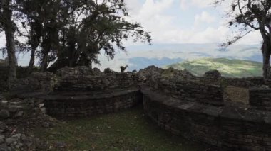 Kuelap, Peru - 06 01 2019: Eski kayıp şehir Kuelap 'ın tarihi arkeolojik alanı, Perus And Dağları' nın yüksek rakımlarında antik ve yerli İnka 'nın bir yerleşimi.