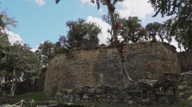 Kuelap, Peru - 06 01 2019: Eski kayıp şehir Kuelap 'ın tarihi arkeolojik alanı, Perus And Dağları' nın yüksek rakımlarında antik ve yerli İnka 'nın bir yerleşimi.