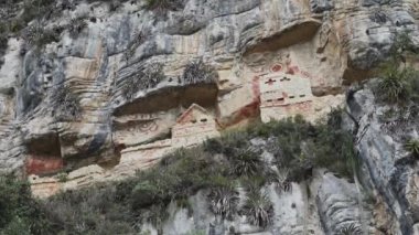 Revash, Peru - 06 02 2019: Yerli kabileler tarafından And Dağları 'nın sarp kireçli duvarlarına oyulmuş Revash mezarlarının tarihi arkeolojik yeri.