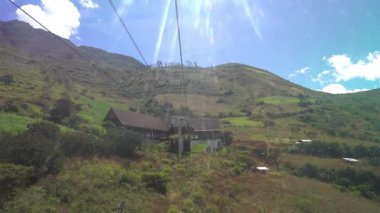 Kuelap, Peru - 06 01 2019: Andes dağlarındaki derin bir geçitten geçen teleferik Peru 'daki eski kayıp şehir Kuelap' ın tarihi arkeolojik alanına gidiyor..