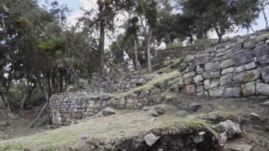 Kuelap, Peru - 06 01 2019: Eski kayıp şehir Kuelap 'ın tarihi arkeolojik alanı, Perus And Dağları' nın yüksek rakımlarında antik ve yerli İnka 'nın bir yerleşimi.