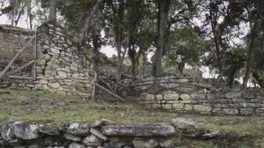 Kuelap, Peru - 06 01 2019: Eski kayıp şehir Kuelap 'ın tarihi arkeolojik alanı, Perus And Dağları' nın yüksek rakımlarında antik ve yerli İnka 'nın bir yerleşimi.