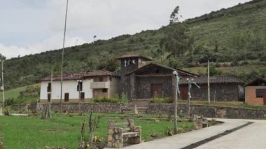Revash, Peru - 06 02 2019: Yerli kabileler tarafından And Dağları 'nın sarp kayalıklarına oyulmuş bir mozole olan Revash' ın tarihi arkeolojik mezarının yakınında küçük bir köy..
