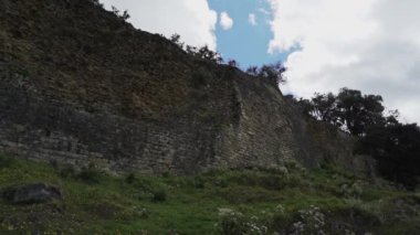 Kuelap, Peru - 06 01 2019: Eski kayıp şehir Kuelap 'ın tarihi arkeolojik alanı, Perus And Dağları' nın yüksek rakımlarında antik ve yerli İnka 'nın bir yerleşimi.