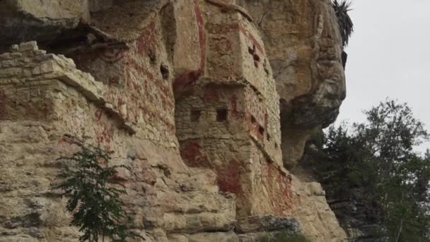 レバシュ ペルー 2019 レバシュの墓の歴史的考古学的遺跡 先住民族の部族によるアンデスの山々の急激な注意深い壁に刻まれた霊廟 — ストック動画