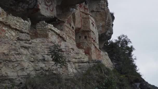 レバシュ ペルー 2019 レバシュの墓の歴史的考古学的遺跡 先住民族の部族によるアンデスの山々の急激な注意深い壁に刻まれた霊廟 — ストック動画
