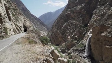 Peru 'nun And Dağları' ndaki derin bir vadi boyunca kanon del pato 'dan geçen yol..