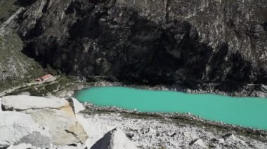 Peru, Huascaran 'daki Cordillera Blanca' nın yüksek And Dağları 'ndaki laguna paron gölünün güzel turkuaz suları, güneşli bir günde karla kaplı dağ zirveleri..