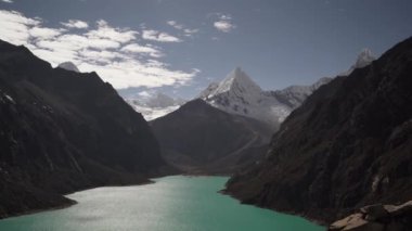 Peru, Huascaran 'daki Cordillera Blanca' nın yüksek And Dağları 'ndaki laguna paron gölünün güzel turkuaz suları, güneşli bir günde karla kaplı dağ zirveleri..