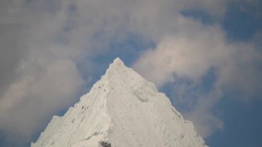 Huascaran, Peru 'daki Cordillera blanca' nın yüksek And Dağları 'ndaki laguna paron lagünündeki piramit şekilli buzulun karla kaplı tepeleri parlak güneşli bir günde karla kaplıydı..