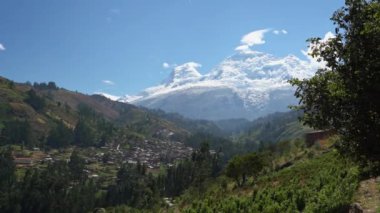 Kordillera Blanca 'nın dağlarının tepeleri karla kaplıydı Huascaran, Peru' daki Cordillera Blanca Dağları 'nın yüksek dağlarında güneşli bir günde.