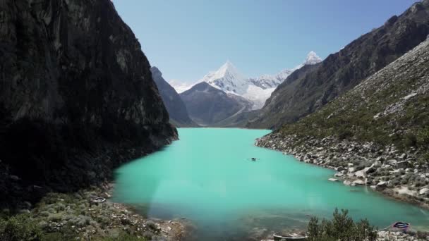 ラグナパロンラグーン湖の美しいターコイズ水 ハカサラン ペルーのコルデレラブランカの山々 明るい晴れた日に雪で覆われた山頂 — ストック動画