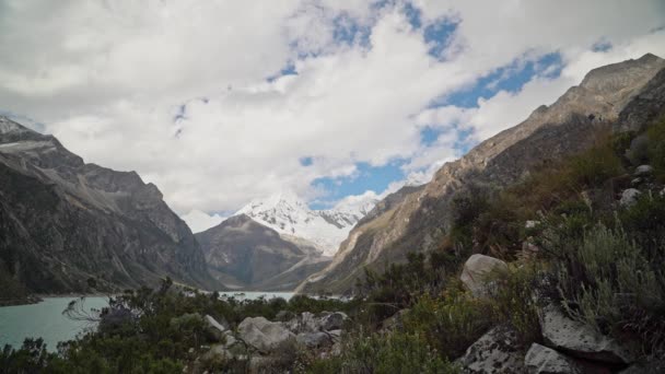 Huascaran에 Cordillera 빈카의 안데스 산맥에 Laguna Paron 석호에 호수의 아름다운 — 비디오