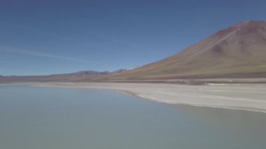 Bolivya 'nın dağlarındaki And Dağları' nın yüksek irtifasında Licancabur volkanı yakınlarındaki kurak arazide laguna verde ve blanca 'nın insansız hava aracı görüntüleri..