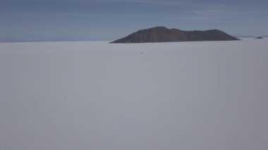 Salar de Uyuni tuzlu gölünün havadan çekilmiş görüntüsü Pescado adası, balık adası, dünyanın en büyük tuz dairesi Bolivya And Dağları 'nın yüksek irtifasında..