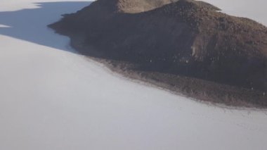 Salar de Uyuni tuzlu gölünün havadan çekilmiş görüntüsü Pescado adası, balık adası, dünyanın en büyük tuz dairesi Bolivya And Dağları 'nın yüksek irtifasında..