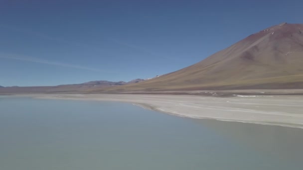 Dron Aéreo Laguna Verde Blanca Árido Paisaje Cerca Del Volcán — Vídeos de Stock