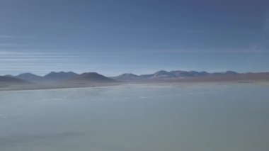 Bolivya 'nın dağlarındaki And Dağları' nın yüksek irtifasında Licancabur volkanı yakınlarındaki kurak arazide laguna verde ve blanca 'nın insansız hava aracı görüntüleri..