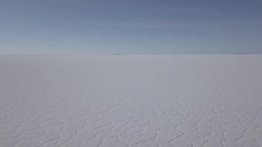 Salar de Uyuni tuzlu gölünün havadan çekilmiş görüntüsü Pescado adası, balık adası, dünyanın en büyük tuz dairesi Bolivya And Dağları 'nın yüksek irtifasında..