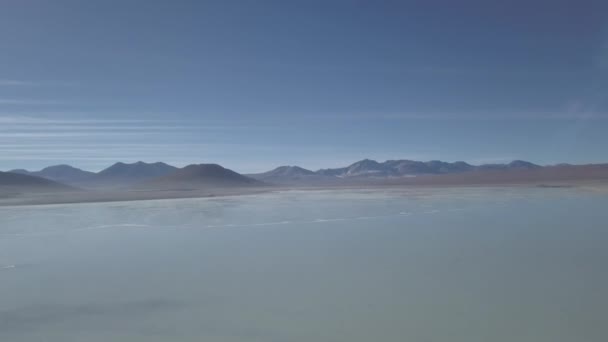 Dron Aéreo Laguna Verde Blanca Árido Paisaje Cerca Del Volcán — Vídeo de stock