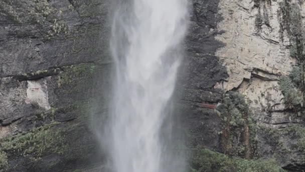 Katarakty Gocta Catarata Del Gocta Wieloletnimi Wodospadami Dwiema Kroplami Znajdującymi — Wideo stockowe