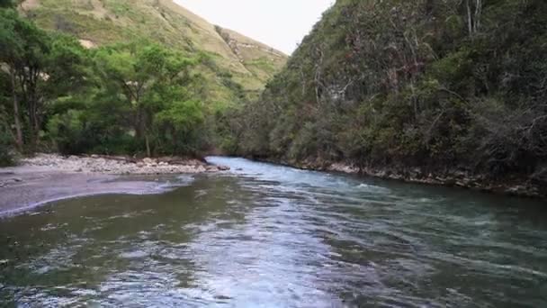Pequeño Río Animado Que Fluye Través Desfiladero Los Andes Camino — Vídeo de stock