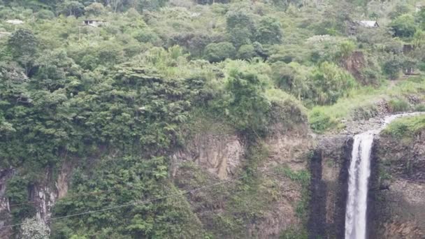 エクアドル 南アメリカの山々にあるバノスサンタアグアに近いエル パイロン ディアブロの壮大な滝の熱帯雨林 — ストック動画