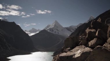 Peru, Huascaran 'daki Cordillera Blanca' nın yüksek And Dağları 'ndaki laguna paron gölünün güzel turkuaz suları, güneşli bir günde karla kaplı dağ zirveleri..