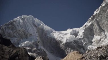 Peru, Huascaran 'daki Cordillera Blanca' nın yüksek And Dağları 'ndaki laguna paron gölünün güzel turkuaz suları, güneşli bir günde karla kaplı dağ zirveleri..