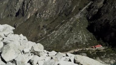 Peru, Huascaran 'daki Cordillera Blanca' nın yüksek And Dağları 'ndaki laguna paron gölünün güzel turkuaz suları, güneşli bir günde karla kaplı dağ zirveleri..