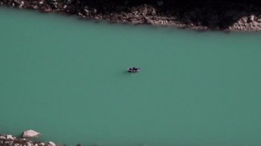 Peru, Huascaran 'daki Cordillera Blanca' nın yüksek And Dağları 'ndaki laguna paron gölünün güzel turkuaz suları, güneşli bir günde karla kaplı dağ zirveleri..