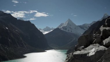 Peru, Huascaran 'daki Cordillera Blanca' nın yüksek And Dağları 'ndaki laguna paron gölünün güzel turkuaz suları, güneşli bir günde karla kaplı dağ zirveleri..