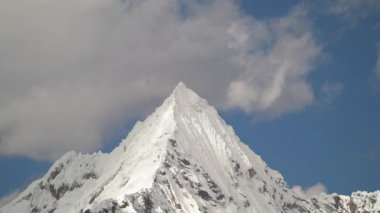 Huascaran, Peru 'daki Cordillera blanca' nın yüksek And Dağları 'ndaki laguna paron lagünündeki piramit şekilli buzulun karla kaplı tepeleri parlak güneşli bir günde karla kaplıydı..