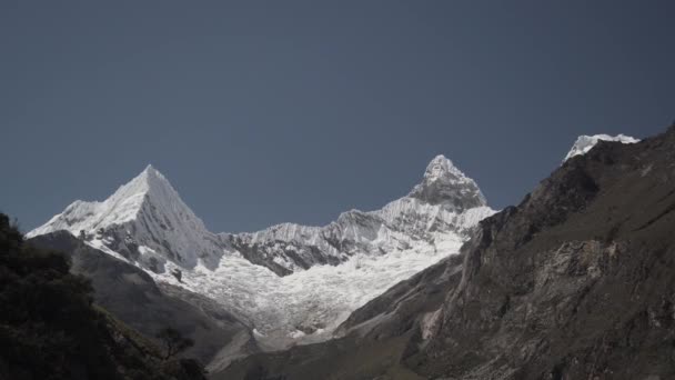 位于秘鲁瓦斯卡兰的白线山脉的安第斯高山上 冰封着一座金字塔形的山 在阳光灿烂的日子里 山顶上覆盖着雪 — 图库视频影像