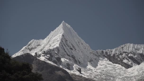 ペルーのハカサランにあるコルデレラ ブランカの高山にあるラグナ パロン ラグーンにあるピラミッド型の山の氷河を覆い 晴れた日には雪が山頂に覆われた — ストック動画